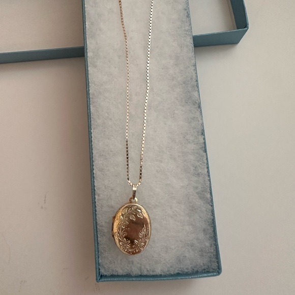 Elegant Silver Floral Pendant Necklace - Picture 1 of 6